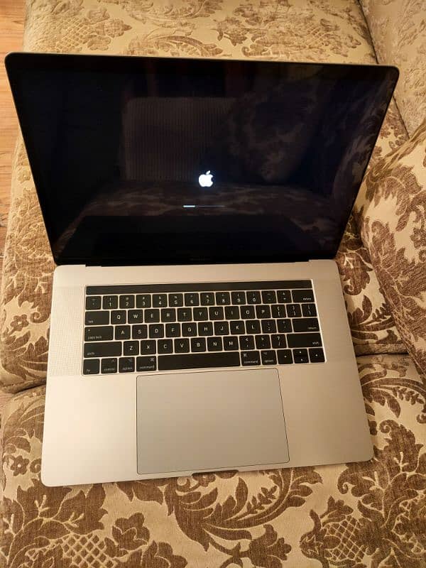 MacBook Pro 2017 15.4inches 16/512Gb Excellent Condition with Charger 2