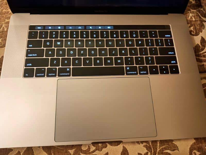 MacBook Pro 2017 15.4inches 16/512Gb Excellent Condition with Charger 3