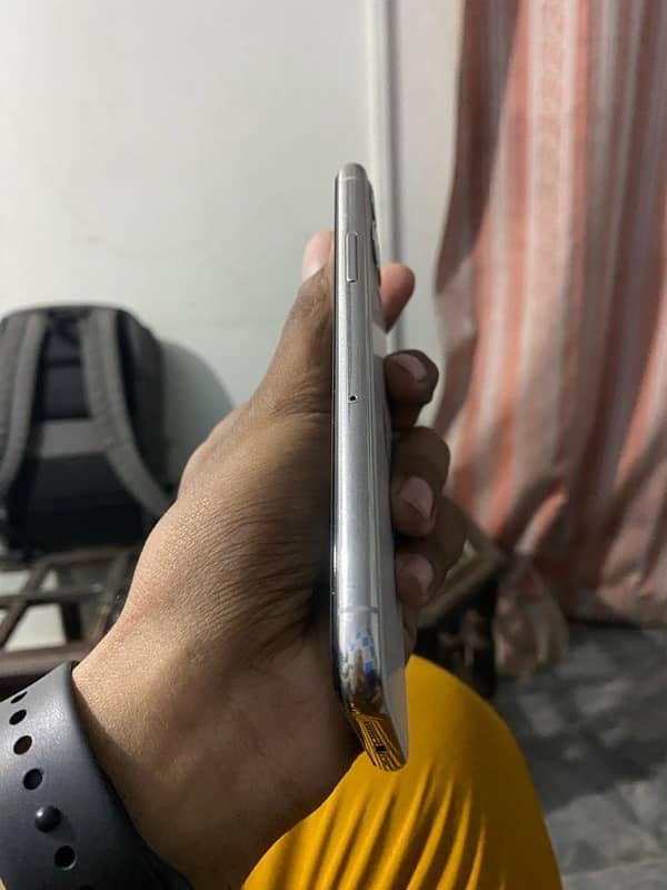 iPhone 11 Pro condition 10 by 10 256gb 3