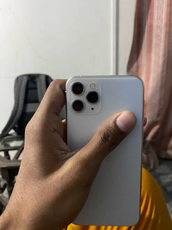 iPhone 11 Pro condition 10 by 10 256gb 5