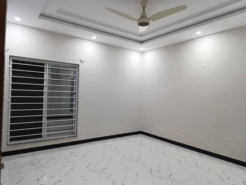 1 KANAL 60*90 DOUBLE STOREY HOUSE IS AVAILABLE FOR RENT IN I-8 ISLAMABAD. 12