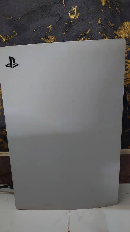 PS5 disc version with 1 original and 3 PS4 controllers plus many games 0