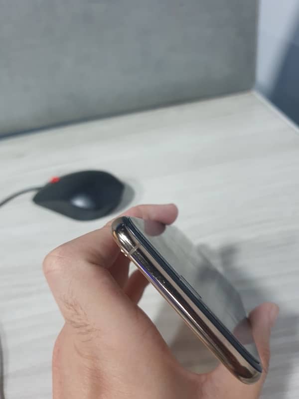 iPhone XS Gold 64GB LLA Non PTA 4