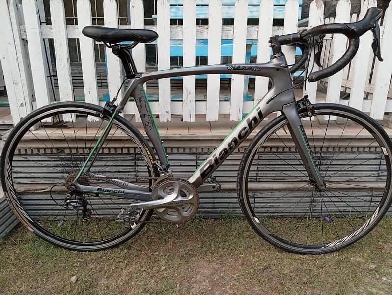 Bianchi complete carbon frame roadbike made in Italy very light weight 1