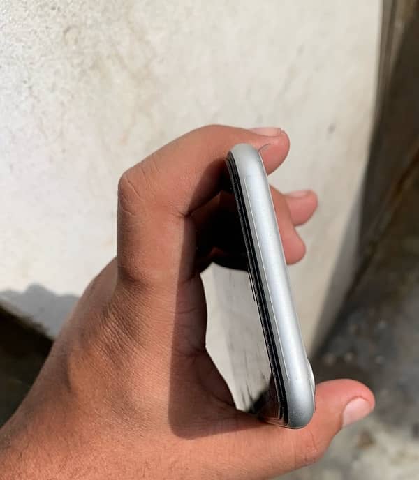 iPhone XR 64gb pta approved 1