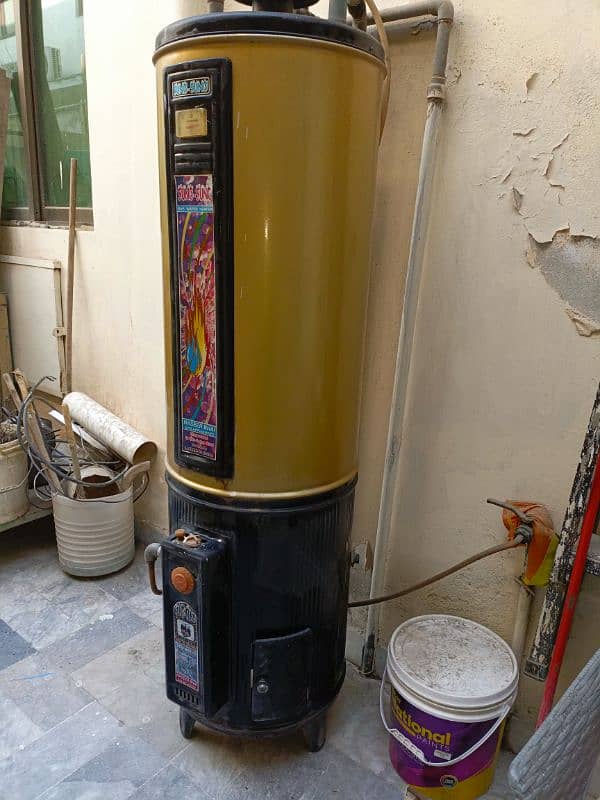 Almost New _ 35-Gallon Geyser for Sale – Excellent Condition 7