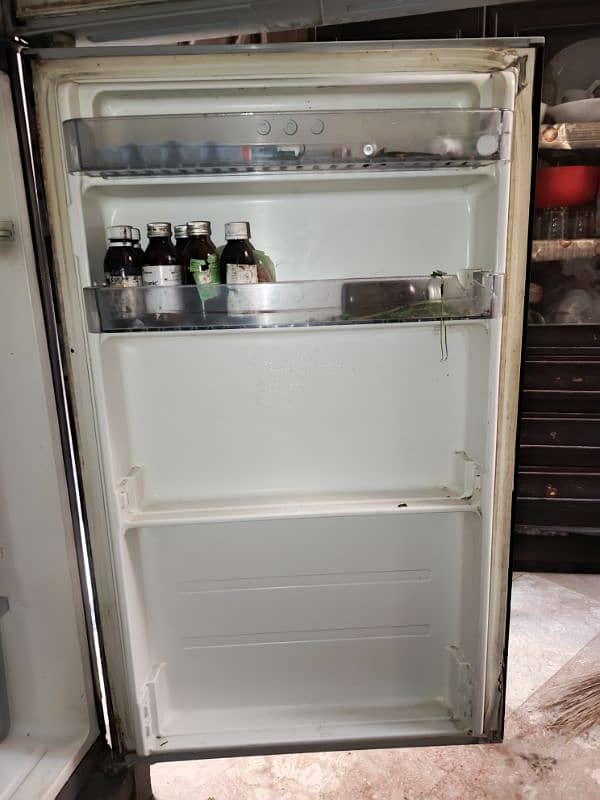 haire  medium size inverter fridge urgent sale 4