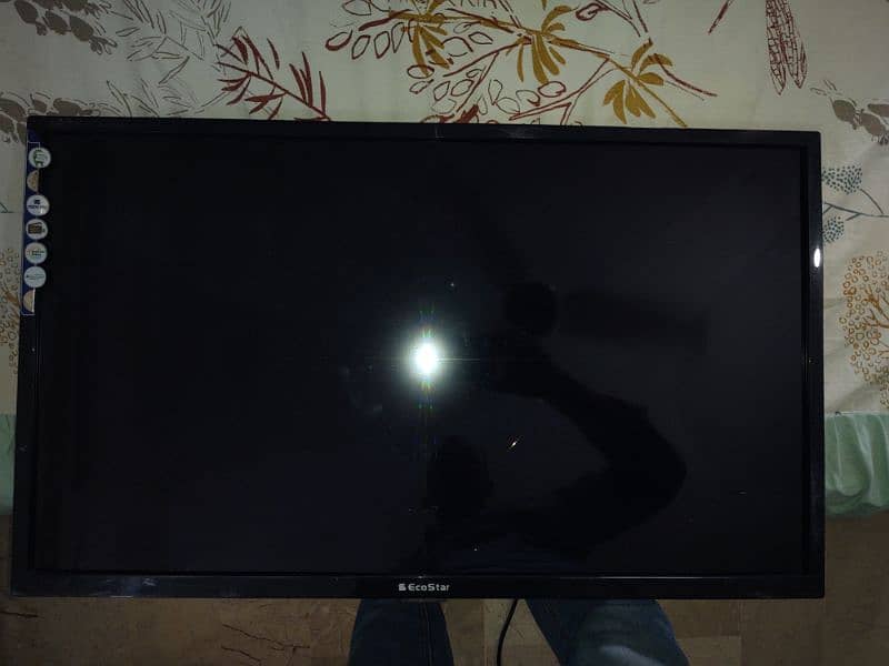 32" smart TV, Screen damaged, others ok. 2