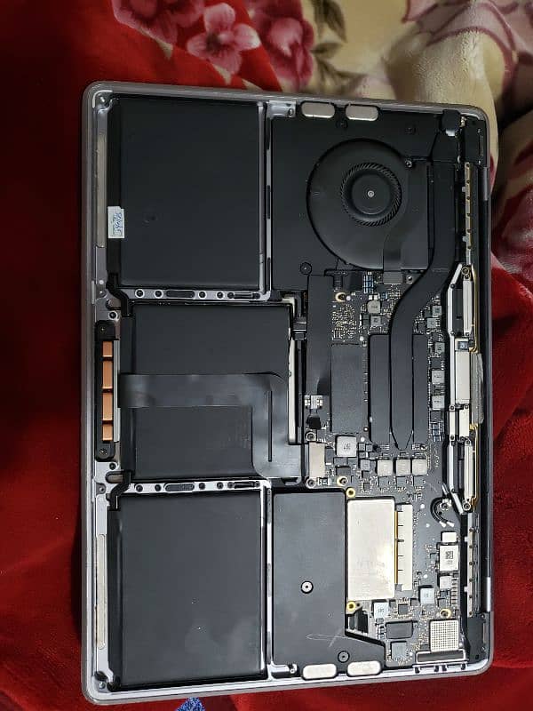 MacBook pro 2017 16gb 256gb ssd Just lcd issue 2