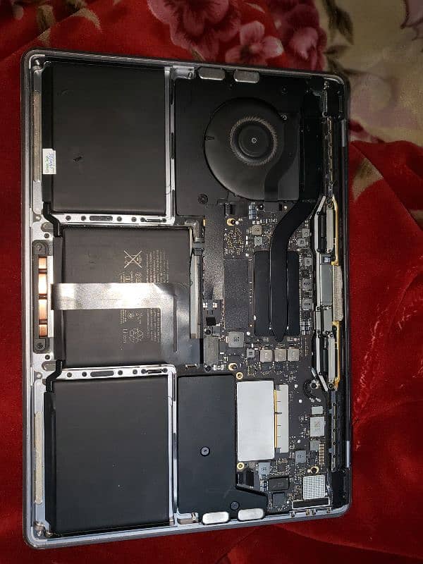 MacBook pro 2017 16gb 256gb ssd Just lcd issue 3