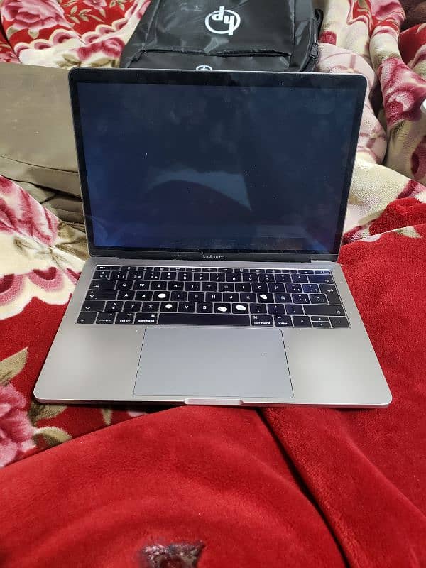 MacBook pro 2017 16gb 256gb ssd Just lcd issue 9