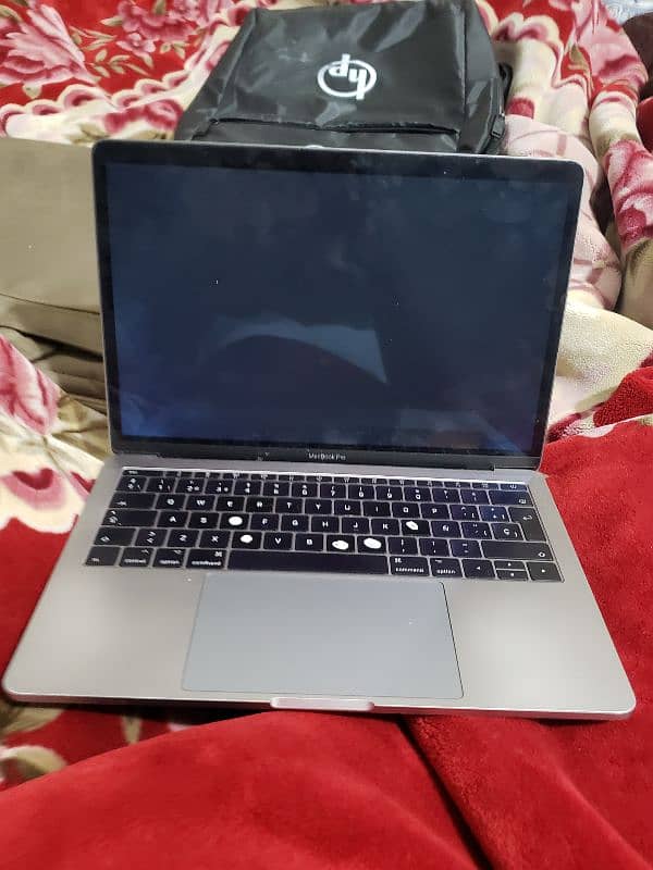 MacBook pro 2017 16gb 256gb ssd Just lcd issue 10