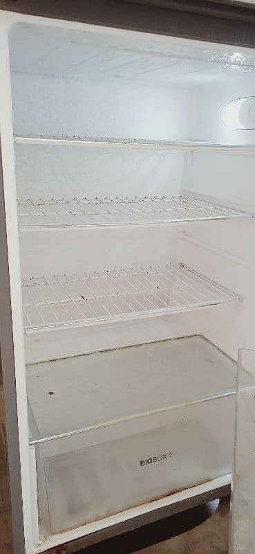 urgent sales madium size fridge 2