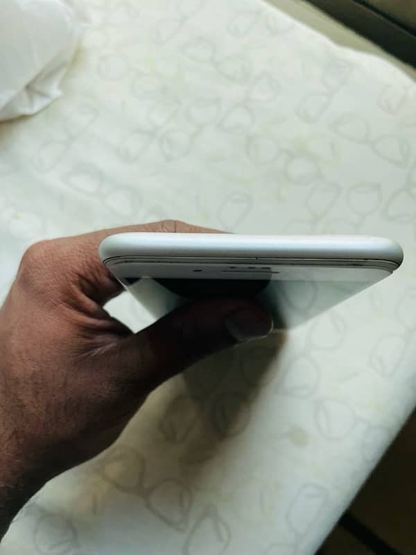 Iphone 7plus 128gb pta approved silver color in 10/10 condition 3