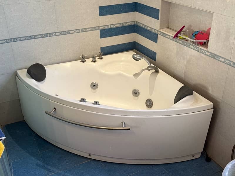 Jacuzzi Tub. 4 way water jet. Corner 51x51 2