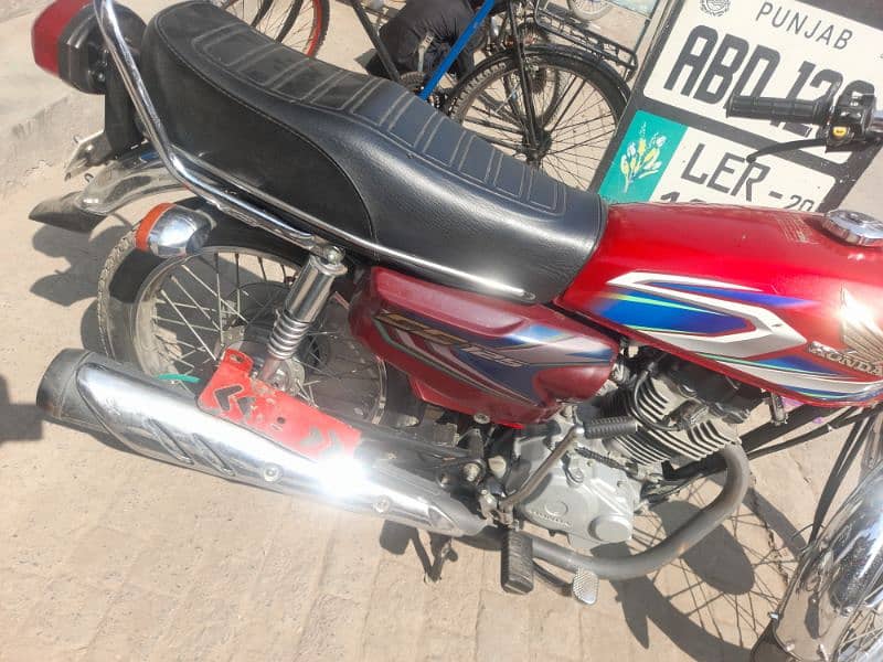 Honda 125 model 2022 total genuine  good condition first hand 4