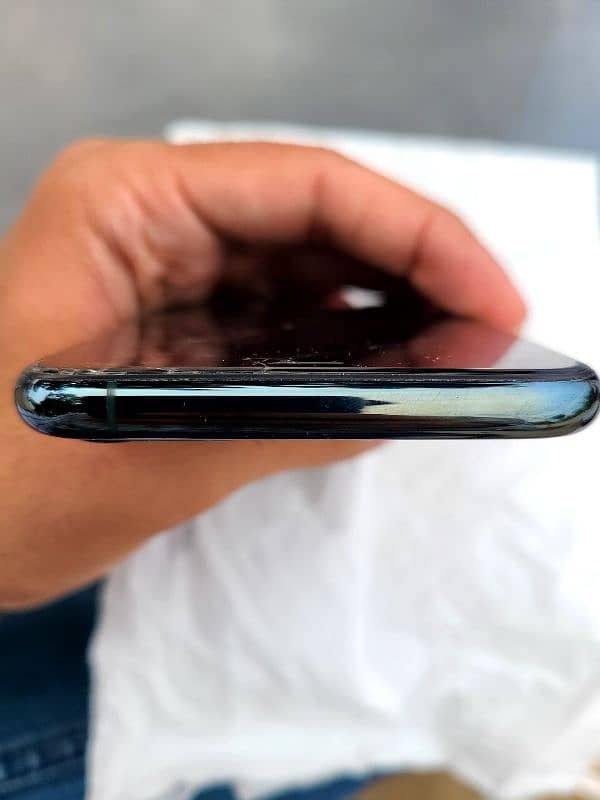 iPhone 11 pro (Screen Broken) 3