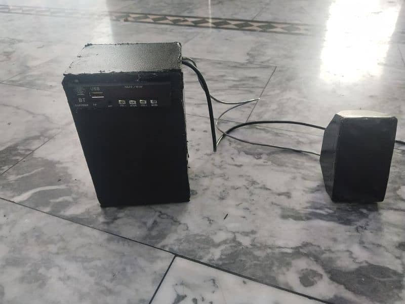 Bluetooth speaker with remote. 1