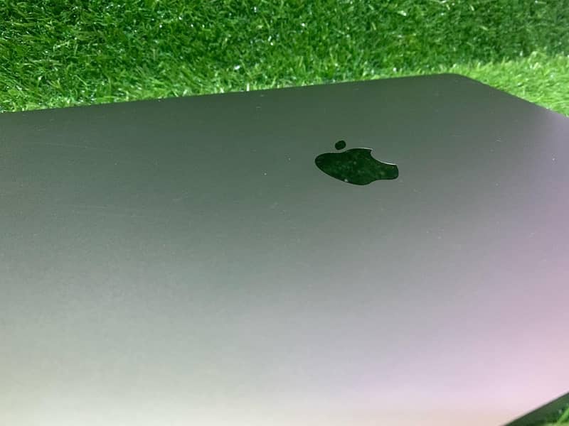 macbook 2017 pro lush condition 4