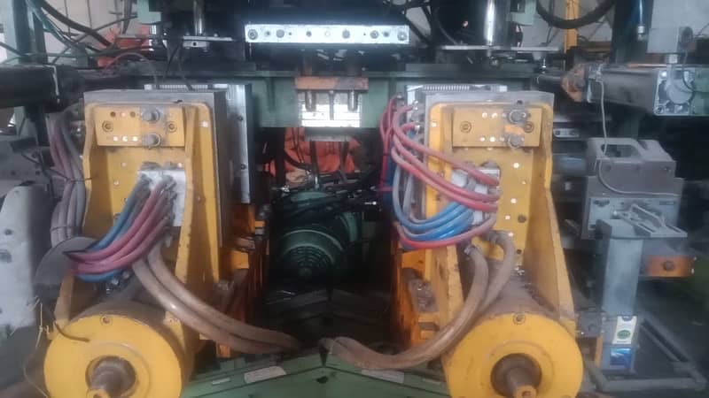 2 Cavity Pin Blow Molding Machine 4