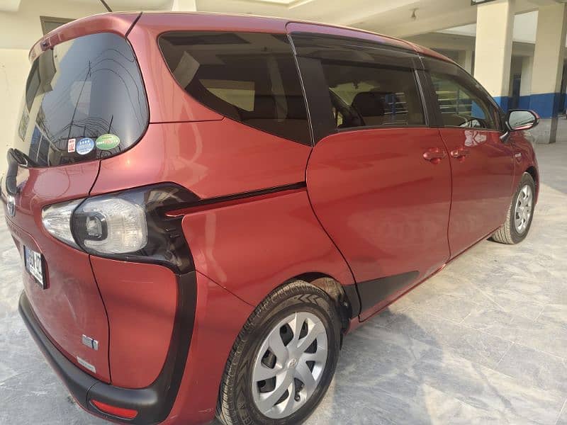 Toyota Sienta 2017 1