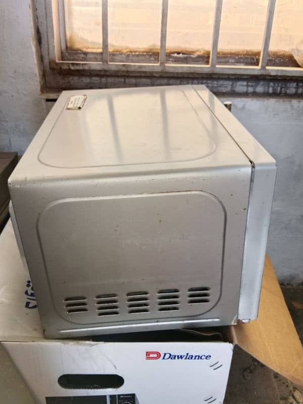 microwave used Dawlance working condition 3