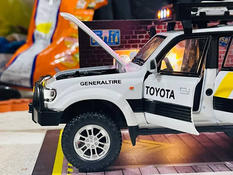 Toyota Land Cruiser LC80 ( Diecast Model cars) 3