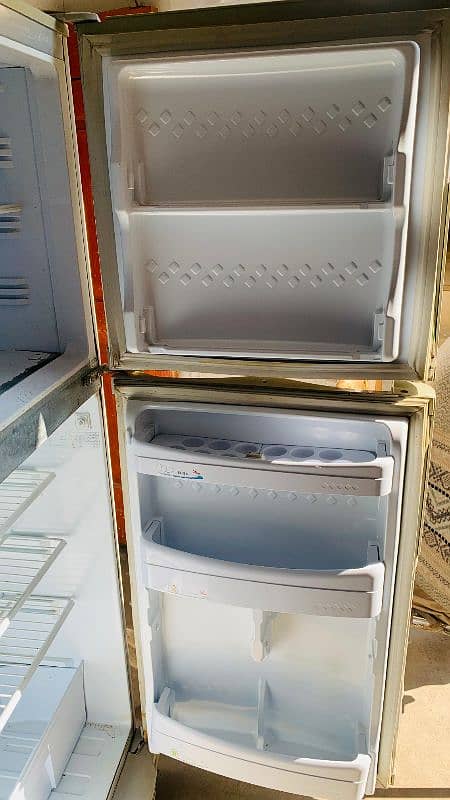 Pel Fridge In good condition 3