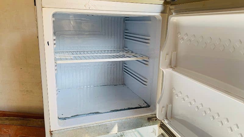 Pel Fridge In good condition 5