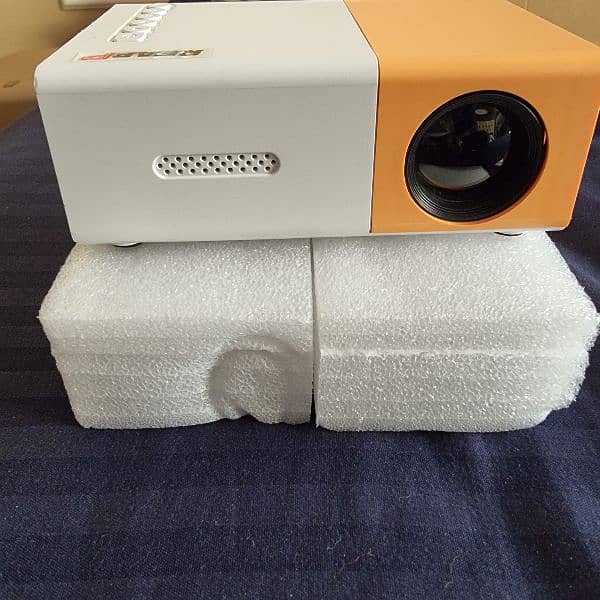 Mini Projector - YG300 Mini LED Projector Tv 1