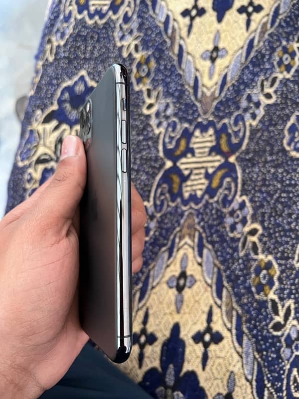 iphone 11 pro 2