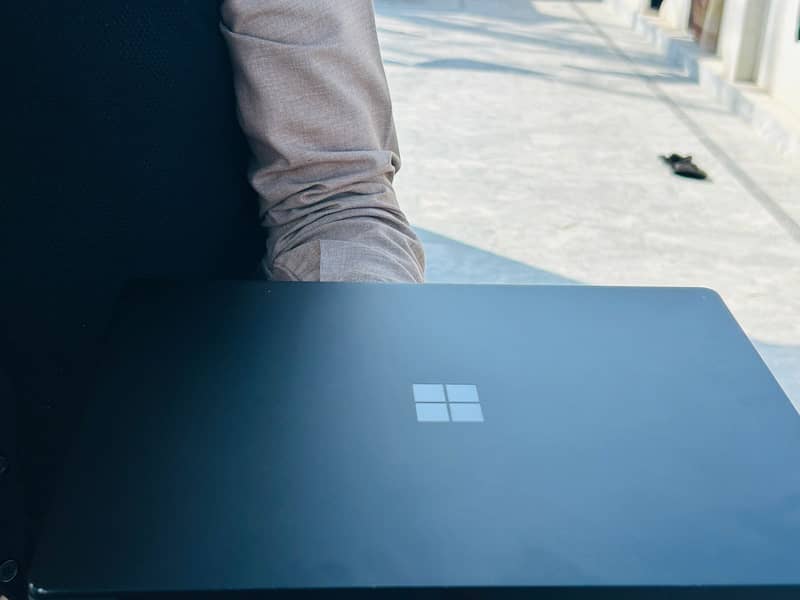 Microsoft Surface Laptop 2 - 8th Gen  10/10 4