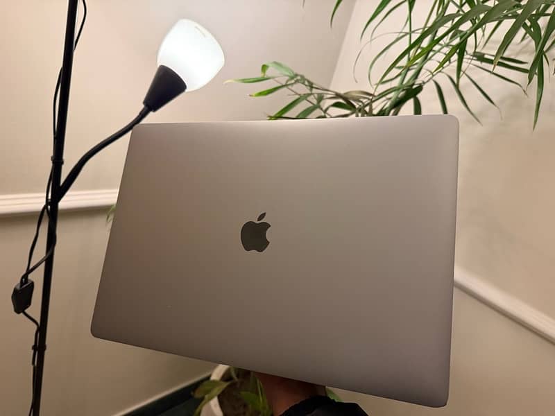 MacBook Pro 2018 15.4 inch - i9 variant 0