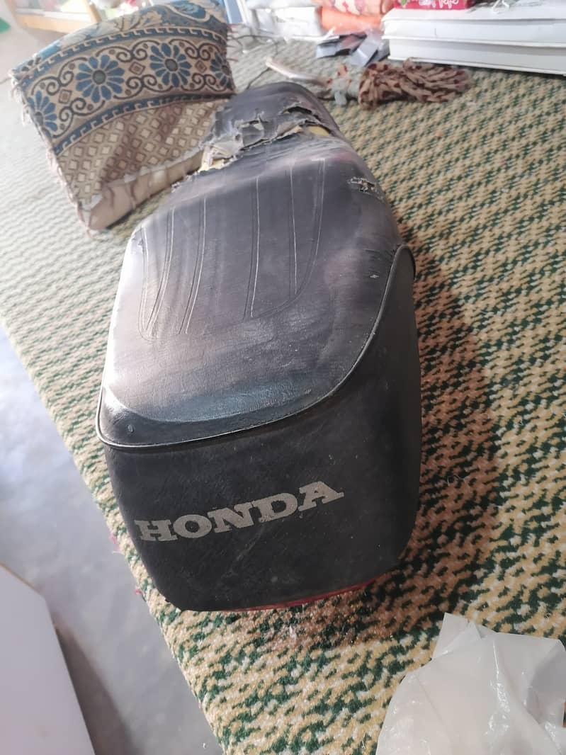 Hond 70 Genuine Seat 2