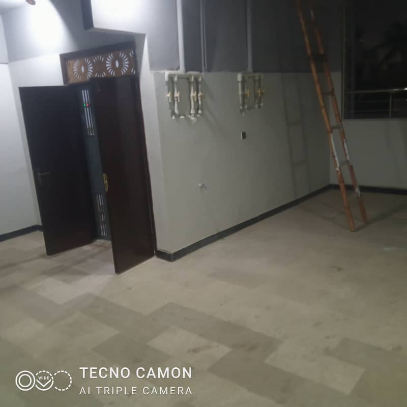 Rent commercial office 200ghz ist 3bed. d. d Alladin k samne Gulshan blk 10 A 0