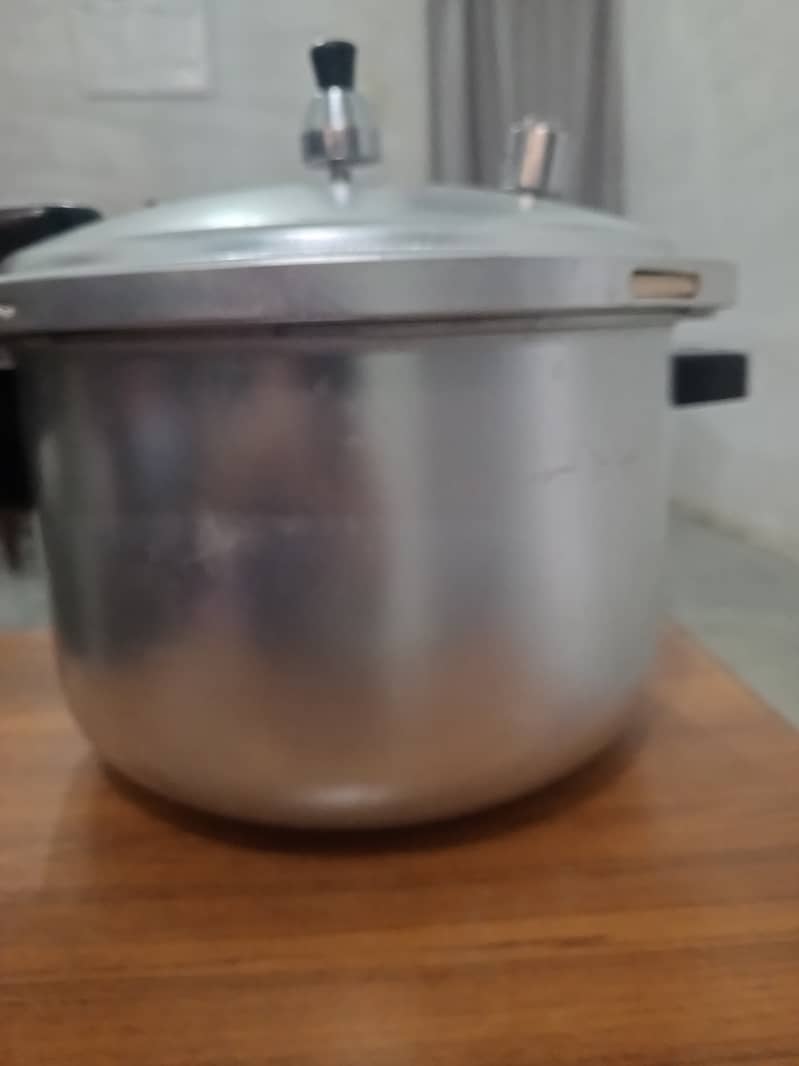 Aluminium Pressure Cooker – Durable & Spacious 4