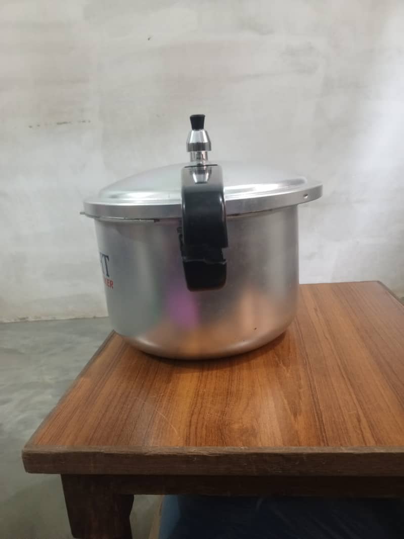 Aluminium Pressure Cooker – Durable & Spacious 5