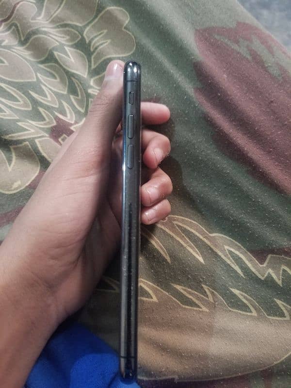 I AM SELLING MY PHONE IPHONE X 2