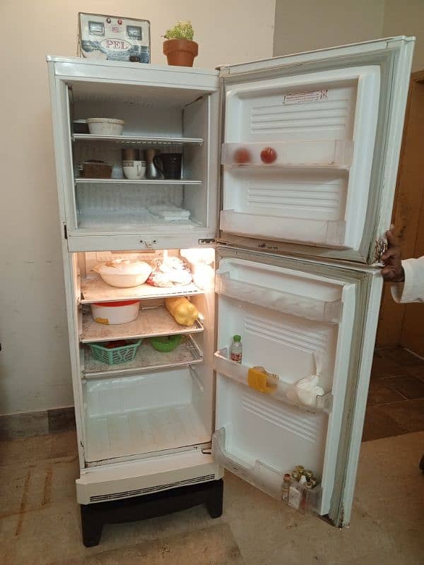 pel refrigerator in good condition 1