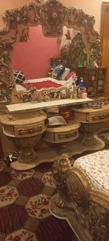 Wooden Bed set In Good Condition 1