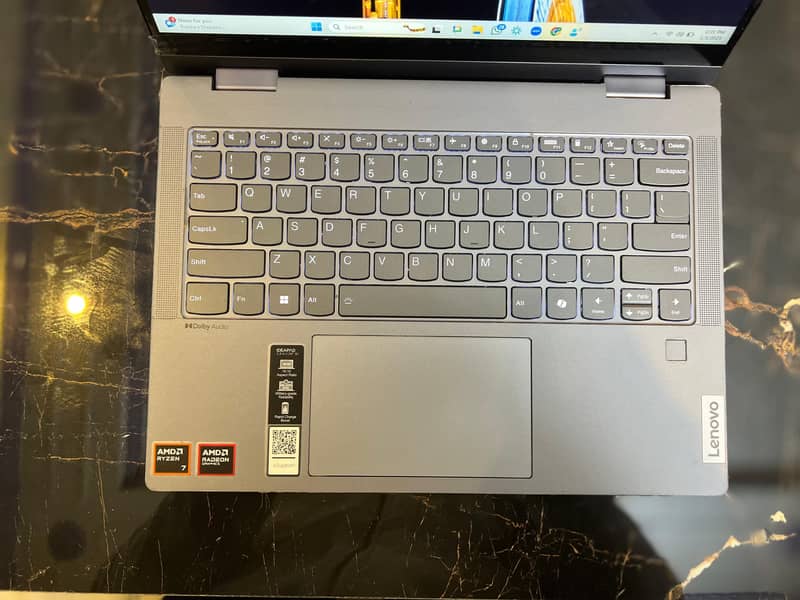 lenovo IdeaPad 5 2-in-1 (14" AMD 7 8845HS) -16 GB Ram 1TB NVMe Gen4 9