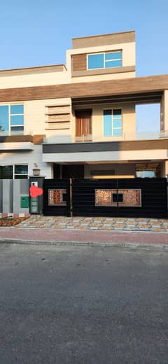 10 Marla House For Sale In Bahria Town Lahore.