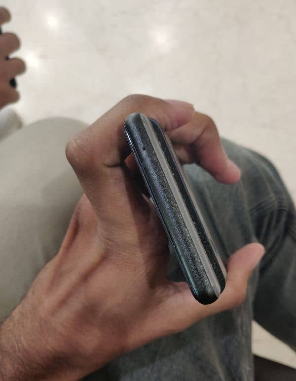 Google pixel 6 10/10 condition 4