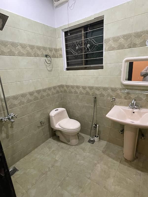 10 Marla Upper Portion For Rent In Sector C Bahria Town, Lahore 6