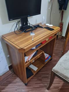 Compact Computer Table