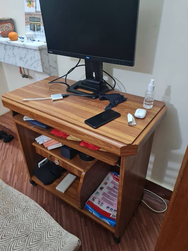 Compact Computer Table 1