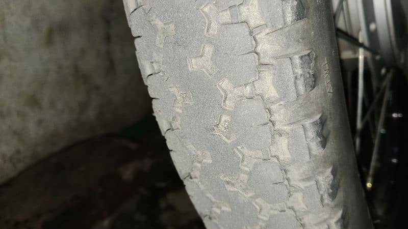 125 k almost new tyres 1044 km chlye hue 2no front 4 ply back 6 ply 0