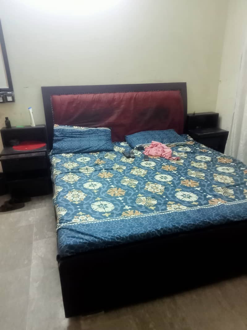 2 beds for sell, 1 is king size and 2nd is Medium size. 0