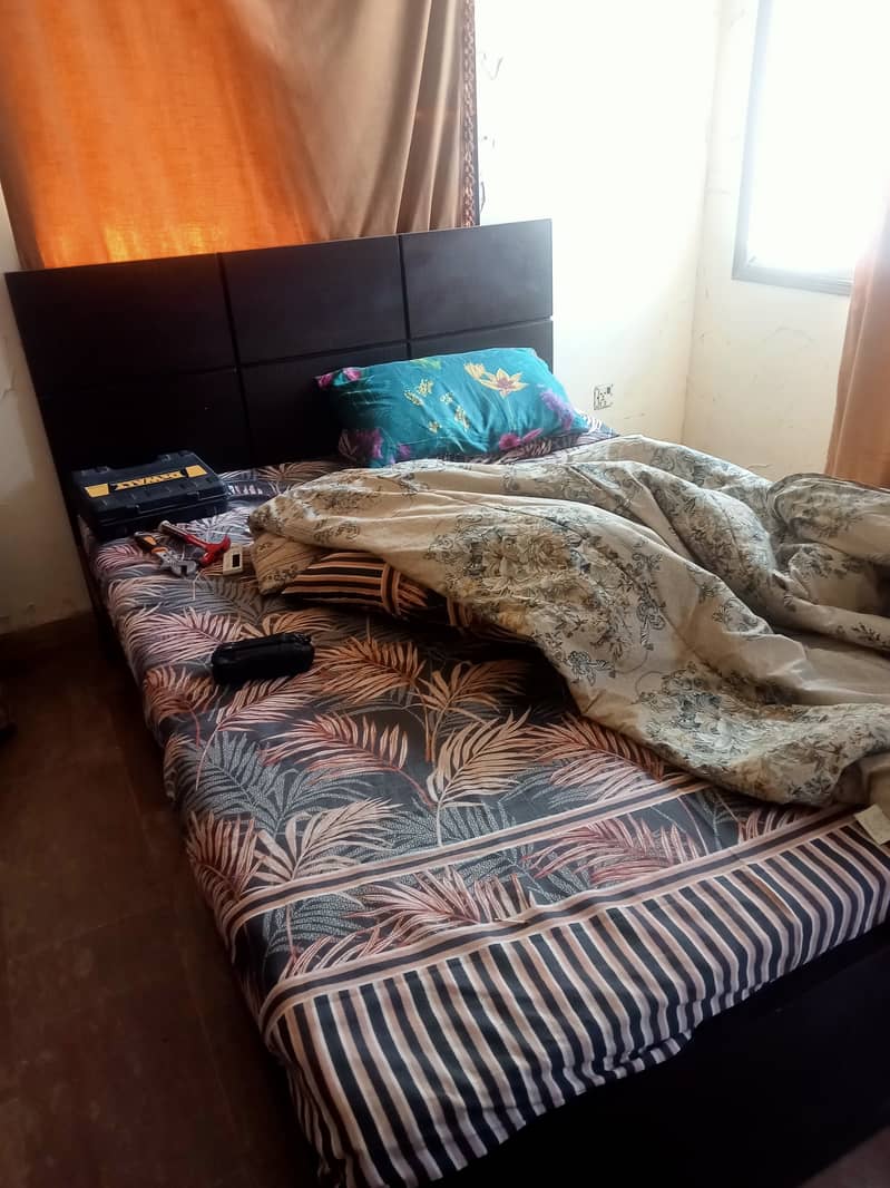 2 beds for sell, 1 is king size and 2nd is Medium size. 1