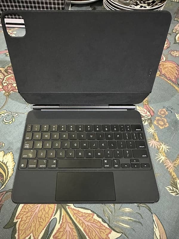 Apple IPad 11 Pro 1TB with Magic Keyboard 1